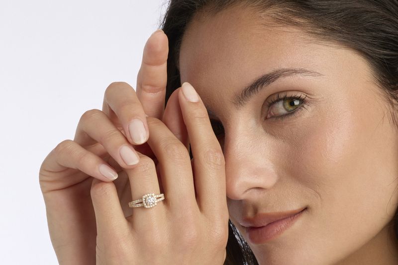 femme portant une bague halo carré en or jaune